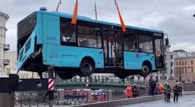 Питерский автобус, утонувший в реке Мойке, был извлечен из воды